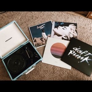 UO Crosley including 4 records ♡